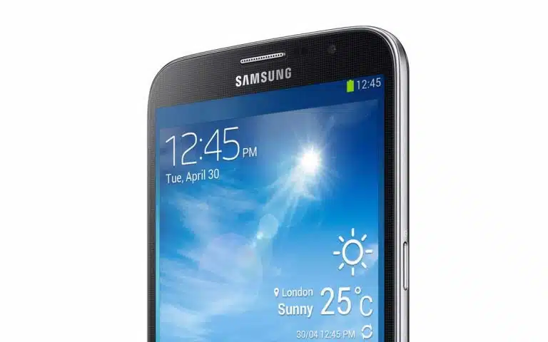 un gros plan d'un téléphone portable avec un fond de ciel