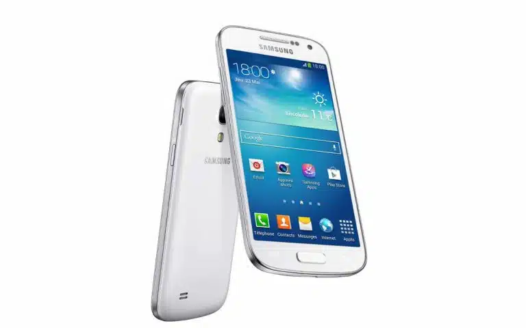 une galaxie samsung blanche s4 est montrée avec un écran blanc