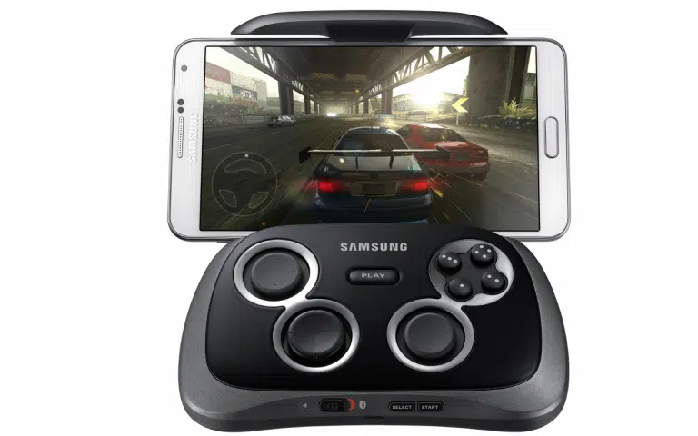 un gros plan d'un téléphone portable avec un contrôleur de jeu