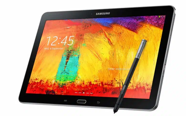 un gros plan d'un comprimé avec un stylo sur le dessus