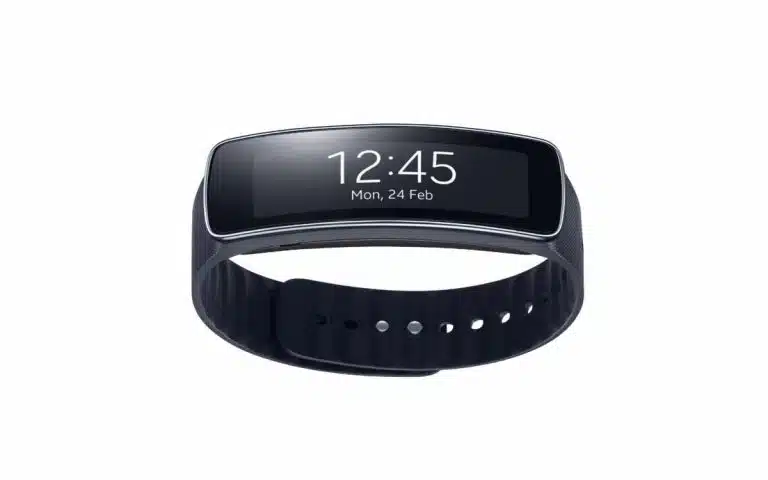 un gros plan d'une montre intelligente sur une surface blanche