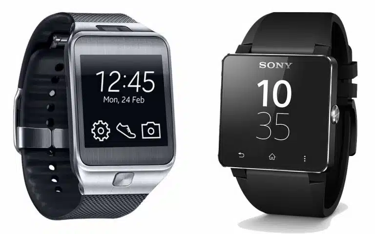 deux montres intelligentes sont montrées côte à côte sur un fond blanc
