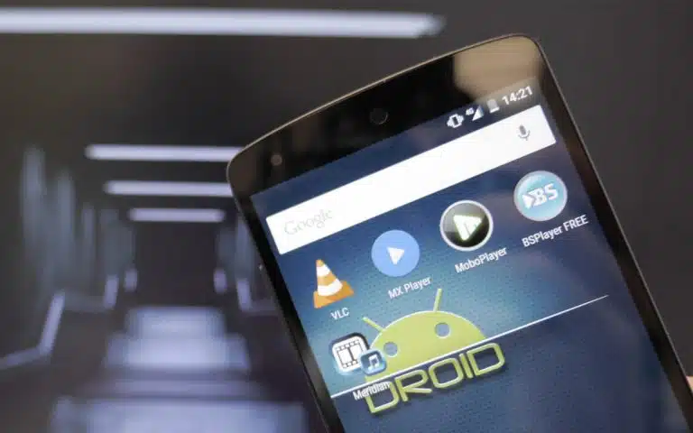 trois htc téléphones sont montrés côte à côte avec un être un smartphone