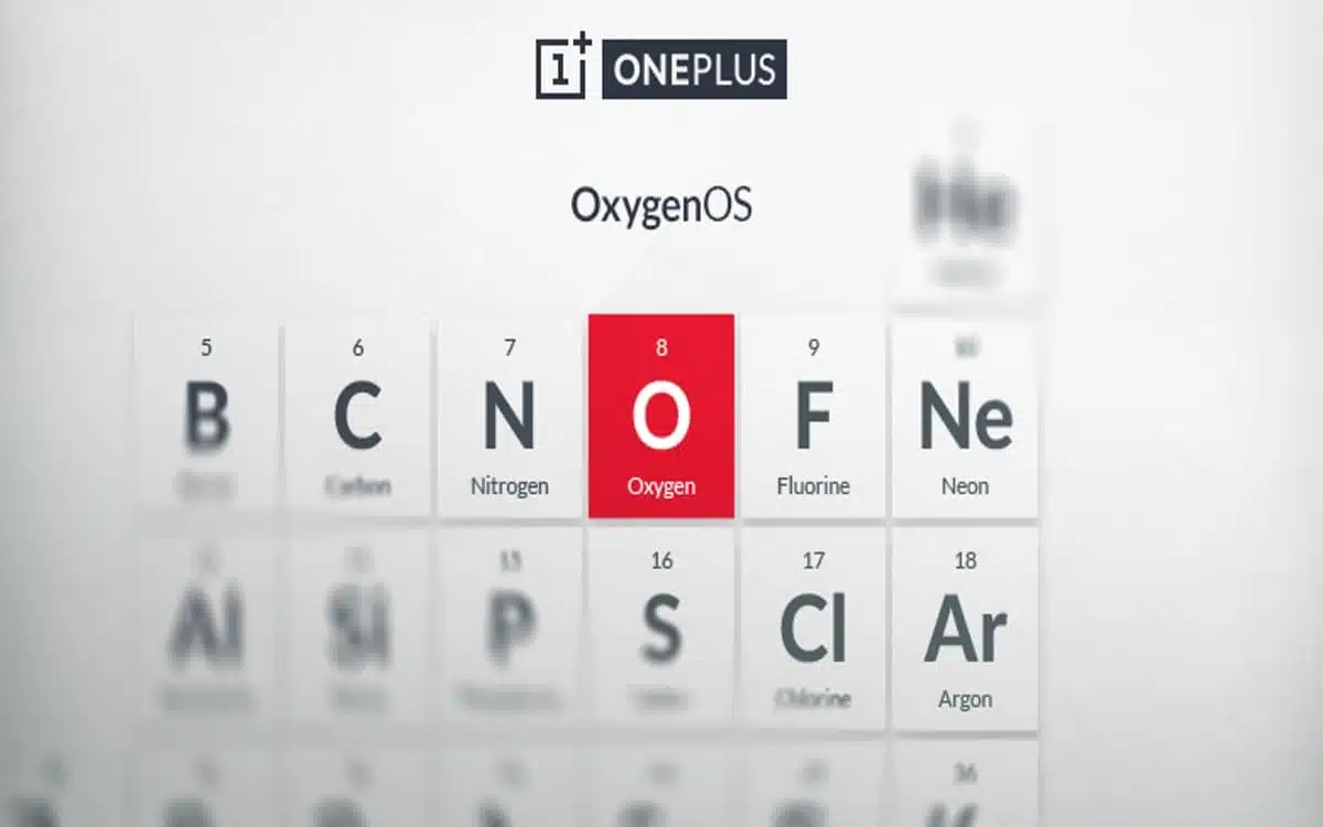 un gros plan d'un clavier d'ordinateur avec un logo rouge plus