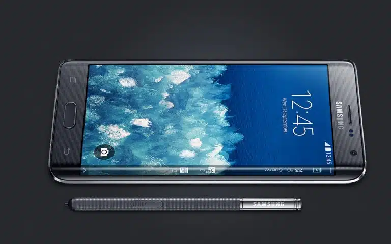 un bord de note samsung avec un stylo dessus