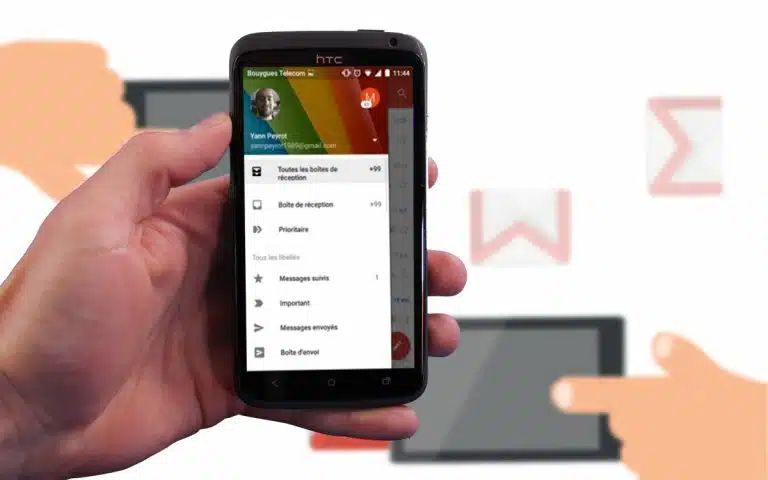quelqu'un tenant un téléphone intelligent avec une main pointée sur un écran
