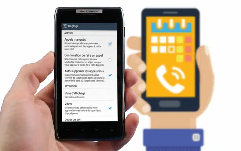 quelqu'un tenant un téléphone intelligent dans sa main et un téléphone cellulaire dans sa main