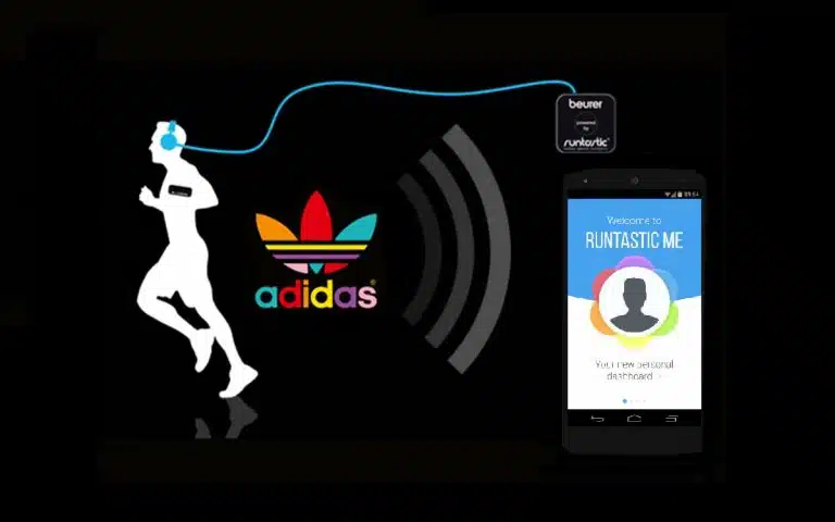 un gros plan d'un téléphone portable avec une personne qui fonctionne dessus