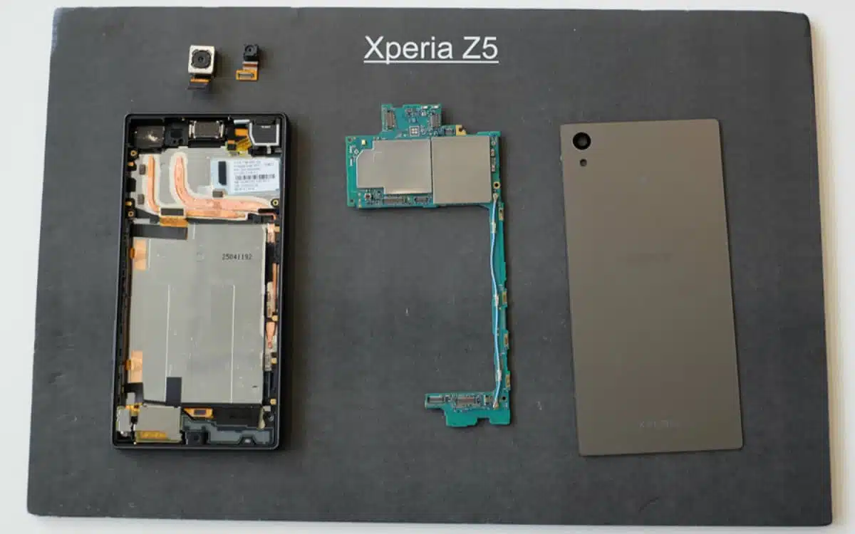 un gros plan d'un téléphone avec une batterie cassée et une batterie cassée