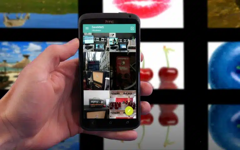 quelqu'un tenant un téléphone portable avec une photo d'un tas de photos dessus