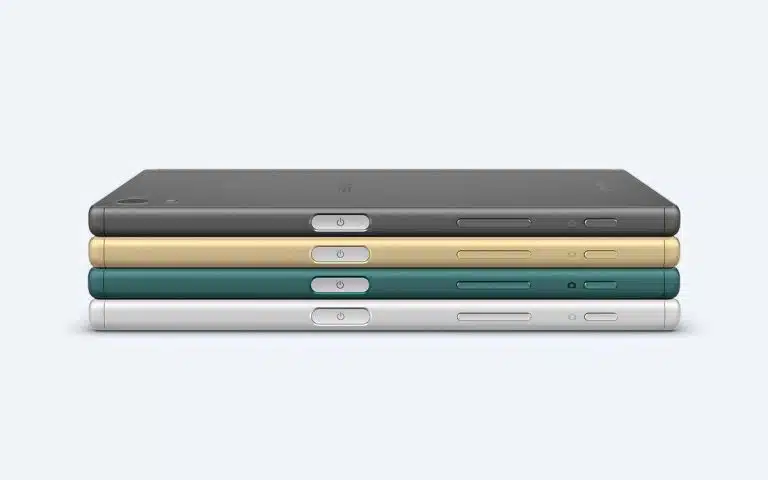 trois différents téléphones cellulaires colorés empilés l'un sur l'autre