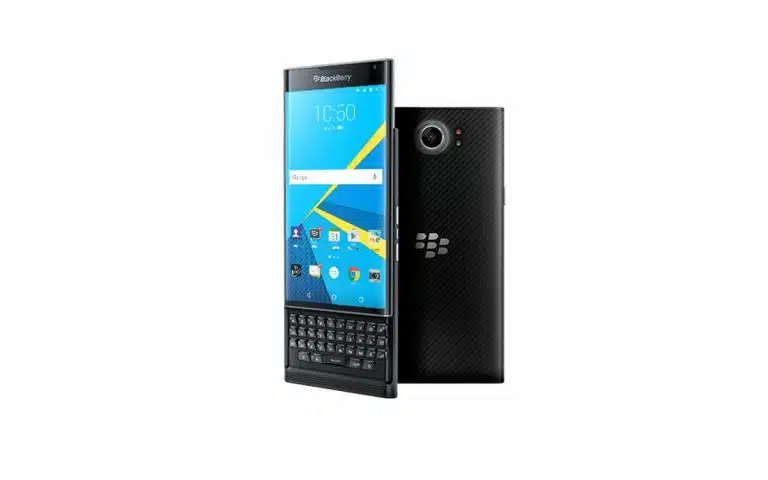 un téléphone noir avec un clavier au dos