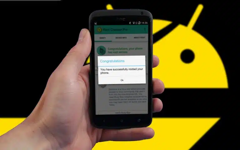 quelqu'un tenant un téléphone portable dans sa main avec un fond jaune