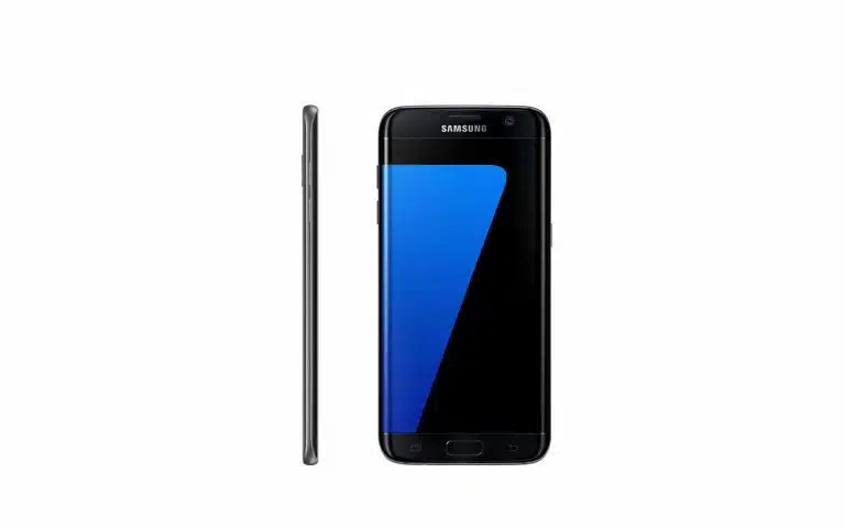 un gros plan d'une galaxie samsung noire s7 et un samsung noir note 7