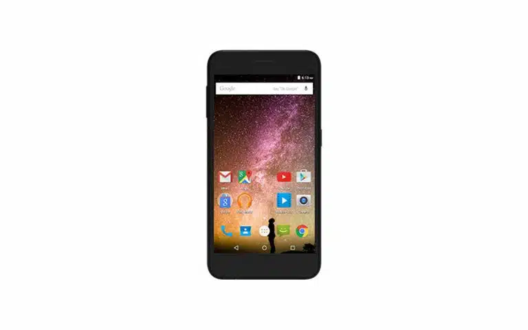 un gros plan d'un téléphone portable avec une personne debout devant elle