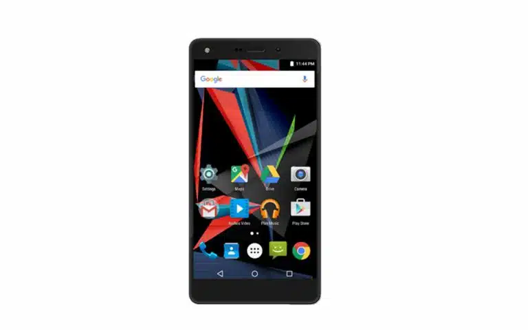 un gros plan d'un portable avec un fond blanc