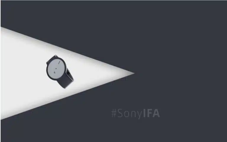 un gros plan d'une horloge sur un fond noir et blanc