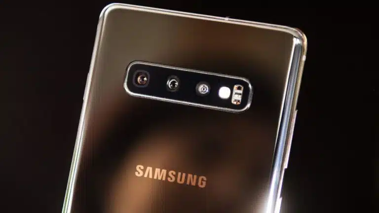un gros plan d'un téléphone samsung avec une caméra dessus