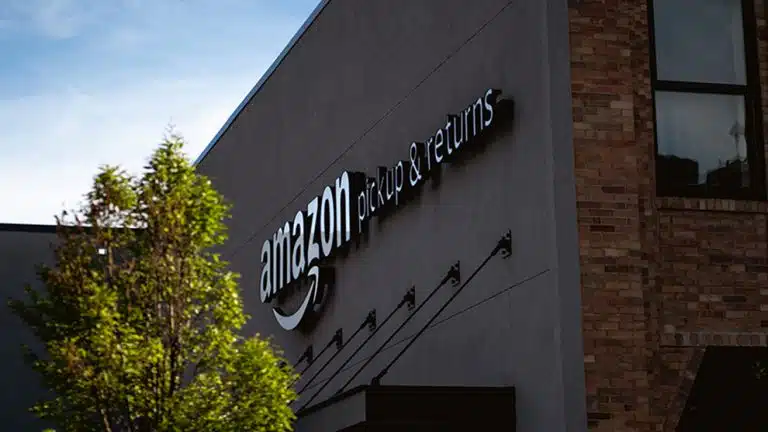 bâtiment arafté avec un panneau qui dit magasins d'accomplissement d'amazon