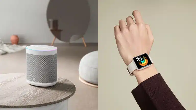 un gros plan d'une personne tenant un appareil intelligent et un haut-parleur intelligent
