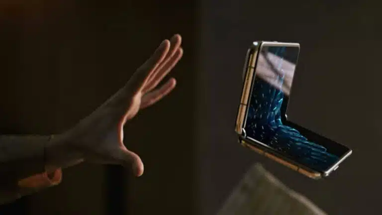 quelqu'un tient un portable dans sa main et l'atteint
