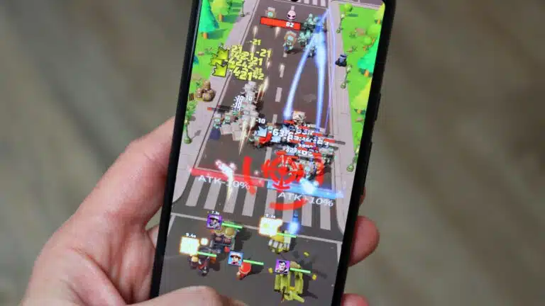quelqu'un joue à un jeu sur leur téléphone avec une vue de rue